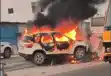 चलती कार बनी आग का गोला, गाड़ी में बैठे तीन लोगों ने कूदकर बचाई जान