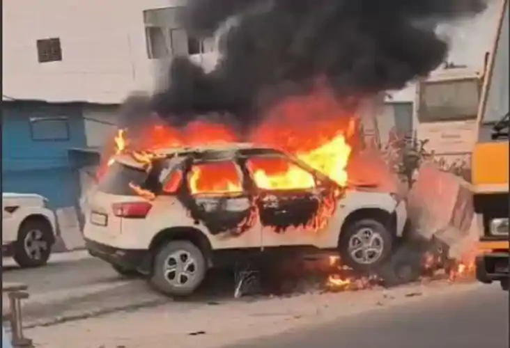 चलती कार बनी आग का गोला, गाड़ी में बैठे तीन लोगों ने कूदकर ब