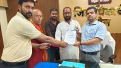 मिथिला के पारंपरिक 'पाग' के अपमान पर भड़का आक्रोश: भाजयुमो ने डीएम को ज्ञापन सौंप की कार्रवाई की मांग