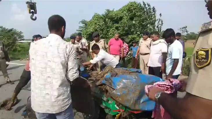 पटना में भीषण सड़क हादसा: कंटेनर की टक्कर से 20 फीट नीचे गड्