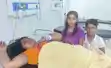 गाली देने से मना करने पर युवक ने पत्नी को जमकर पीटा, बोले मासूम बच्चे – पापा हमेशा मम्मी को मारते हैं
