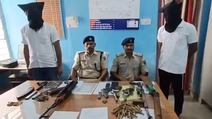 बिहार के इस जिले में AK-47 और कई हथियार के साथ जिंदा कारतूस बिहार के इस जिले में AK-47 और कई हथियार के साथ जिंदा कारतूस