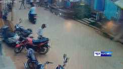 Bihar Crime: बाइक की डिक्की से उचक्के ने उड़ाए 50 हजार, सीसीटीवी में कैद वारदात 