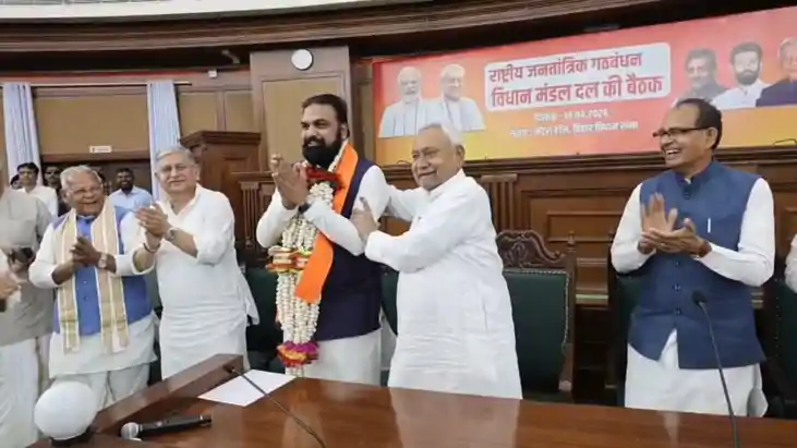 विदाई की बेला में भावुक हुए नीतीश कुमार, बोले- अरे, हम तो बह