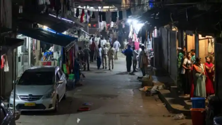 सिलाई सिखाने के बहाने 70 हजार में बेच दी आबरू, दो बेटियां ला