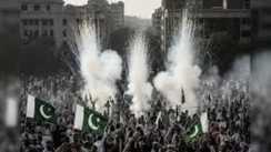 firing in pakistan - स्वतंत्रता दिवस के दिन हुई फायरिंग, 60 लोग घायल, तीन की मौत