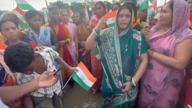बगहा में नदी के बीच तिरंगा यात्रा, आजादी के 79 साल बाद भी सु