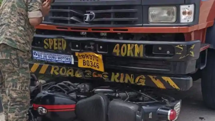 NH-80 पर भीषण सड़क हादसा: ट्रक के नीचे घुसी मोटरसाइकिल , बाइ