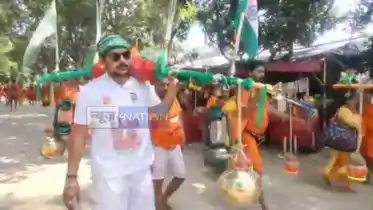 Kanwariya left for Deoghar carrying a Kanwar with a lantern