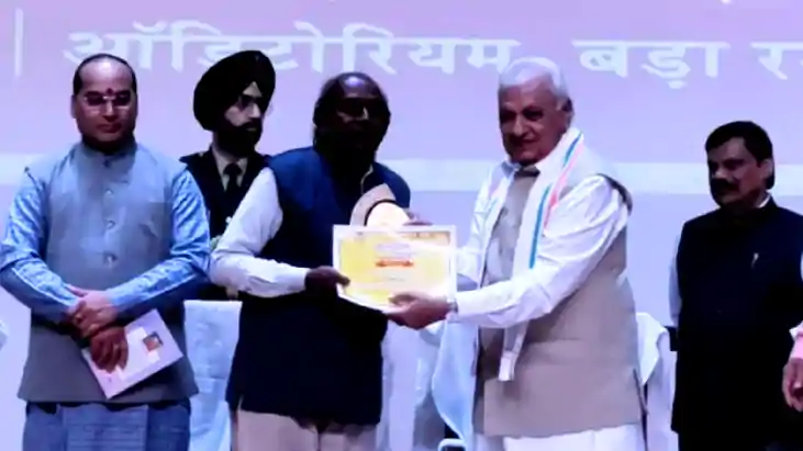 Bihar News : बेतिया में आयोजित भोजपुरिया कला हाट में शामिल ह