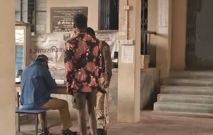 मां गई थी सब्जी लेने, पीछे से घर में घुसे पड़ोसी ने  8 साल क