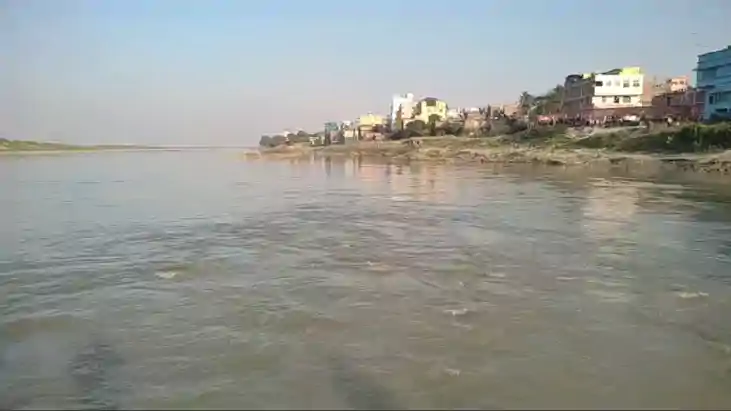 Bihar News : भागलपुर में गंगा किनारे रील्स बनाना युवक को पड़ा