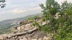 निर्माणाधीन हिंदू मंदिर गिरा 