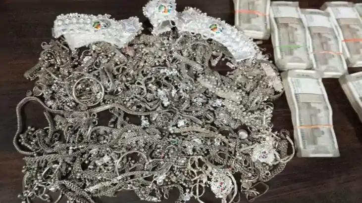 चांदी नकदी बरामद 