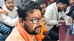 Bihar News : कैमूर में हिंदू नेता उत्तम पटेल के काफिले पर असामाजिक तत्वों ने किया पथराव, समर्थकों ने चांदनी चौक किया जाम