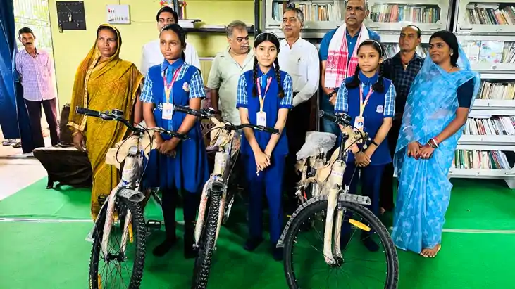 Bihar News : ऑक्सीजन मैन गौरव राय ने कोडरमा में तीन छात्राओं Bihar News : ऑक्सीजन मैन गौरव राय ने कोडरमा में तीन छात्राओं
