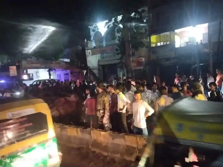 Bihar Accident - पटना में ईंट लदी ट्रैक्टर बीच सड़क पलटी, हाद Bihar Accident - पटना में ईंट लदी ट्रैक्टर बीच सड़क पलटी, हाद