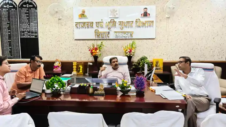 Bihar News : बिहार में 3268 राजस्व कर्मचारियों का किया गया क