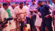 Bihar politics -  तेजस्वी यादव को भेंट की गई भेड़, मंच पर ही साथ में करने लगे चहलकदमी,  वीडियो  वायरल