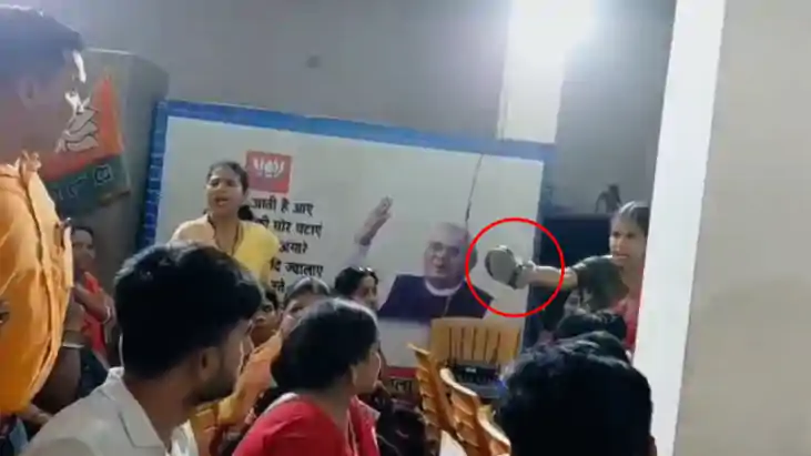 Bihar News : भीषण गर्मी में बैठक, स्टैंड फैन के लिए आपस में Bihar News : भीषण गर्मी में बैठक, स्टैंड फैन के लिए आपस में