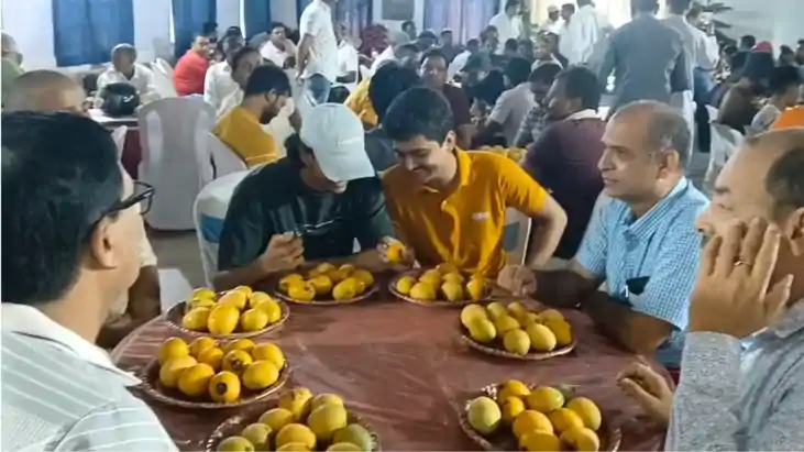 Bihar News : बेतिया में आम खाओ प्रतियोगिता का हुआ आयोजन, 37 