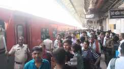 Bihar News : बिहार पुलिस भर्ती परीक्षा को लेकर आरा रेलवे स्टेशन पर उमड़ा परीक्षार्थियों का भारी हुजूम, सुरक्षा के किये गए कड़े इंतजाम
