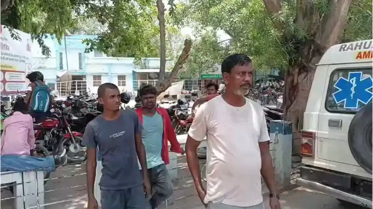 Bihar News : गोपालगंज में सड़क किनारे संदिग्ध स्थिति में मिल