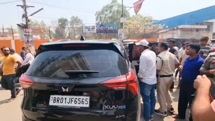 Bihar Accident News : आरा में अनियंत्रित कार ने बाइक सवार 3 