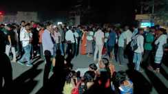  डोल मेला में 'मौत' का तांडव: बेकाबू कार ने दर्जनों को रौंदा, 2 की मौत के बाद शव सड़क पर रख ग्रामीणों ने किया चक्का जाम