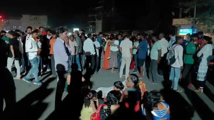  डोल मेला में 'मौत' का तांडव: बेकाबू कार ने दर्जनों को रौंदा