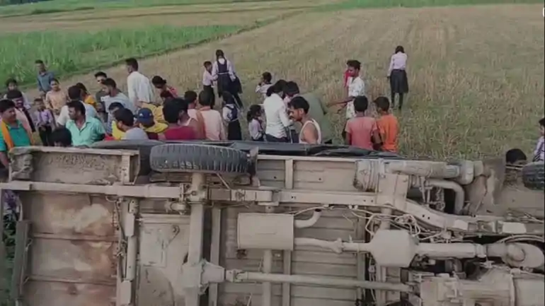 School vehicle overturns in Bagaha