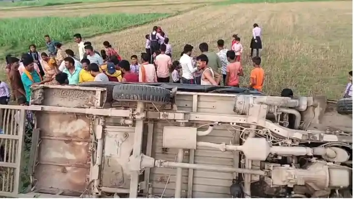 बगहा में अनियंत्रित होकर पलटी स्कूली वैन, शिक्षिका और दर्जन 