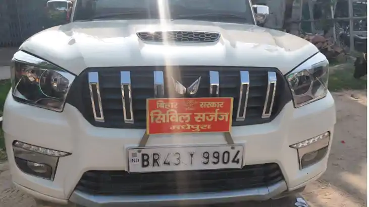 प्राइवेट नंबर प्लेट पर सरकारी सफर: मधेपुरा सिविल सर्जन की गा