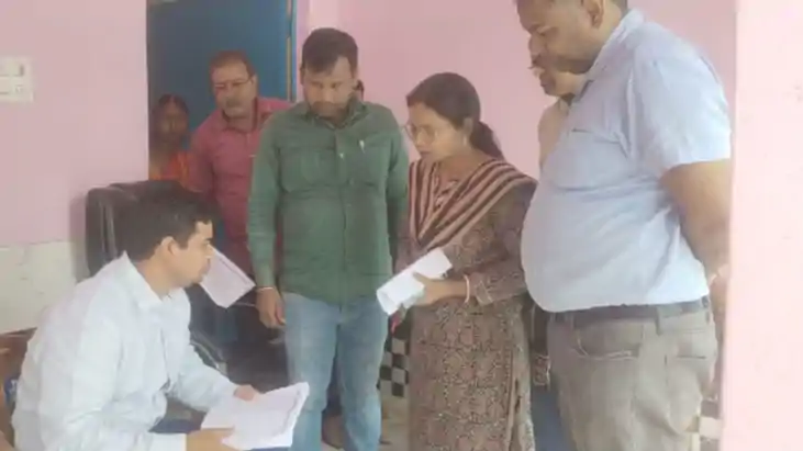 डीएम ने एफआर रजिस्ट्रेशन और जनगणना कार्य का किया स्थलीय निरी