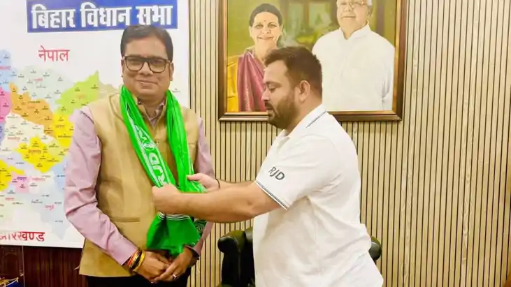 जदयू छोड़ राजद के टिकट पर चुनावी मैदान में उतरे डा. संजीव को