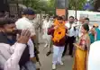 पुलिस  की हथकड़ी पहन बेऊर जेल के कैदी  ने किया नामांकन,  समर्थकों ने लगाए जिंदाबाद के नारे