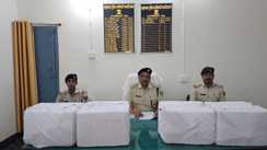 Bihar Crime News : बेतिया में कार पर लोड गांजा की बड़ी खेप पुलिस ने किया बरामद, मौके से फरार हुए तस्कर 