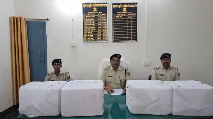Bihar Crime News : बेतिया में कार पर लोड गांजा की बड़ी खेप पु Bihar Crime News : बेतिया में कार पर लोड गांजा की बड़ी खेप पु