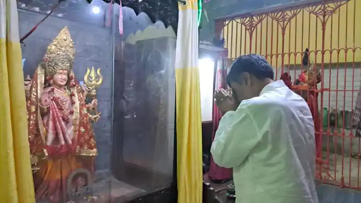 दानापुर से टिकट मिलने के बाद रामकृपाल यादव खानदानी मंदिर में दानापुर से टिकट मिलने के बाद रामकृपाल यादव खानदानी मंदिर में