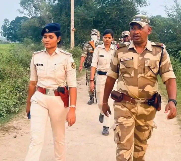 विधानसभा चुनाव की तैयारियां तेज: संवेदनशील इलाकों में पुलिस विधानसभा चुनाव की तैयारियां तेज: संवेदनशील इलाकों में पुलिस