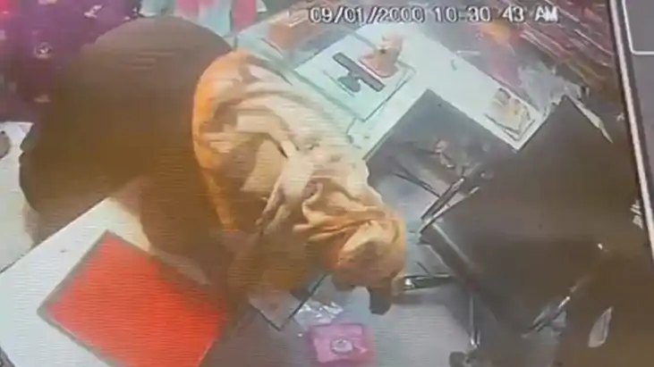 बुर्के में आई ग्राहक ने उड़ाई ज्वेलरी, CCTV में हुई कैद,दुकान बुर्के में आई ग्राहक ने उड़ाई ज्वेलरी, CCTV में हुई कैद,दुकान