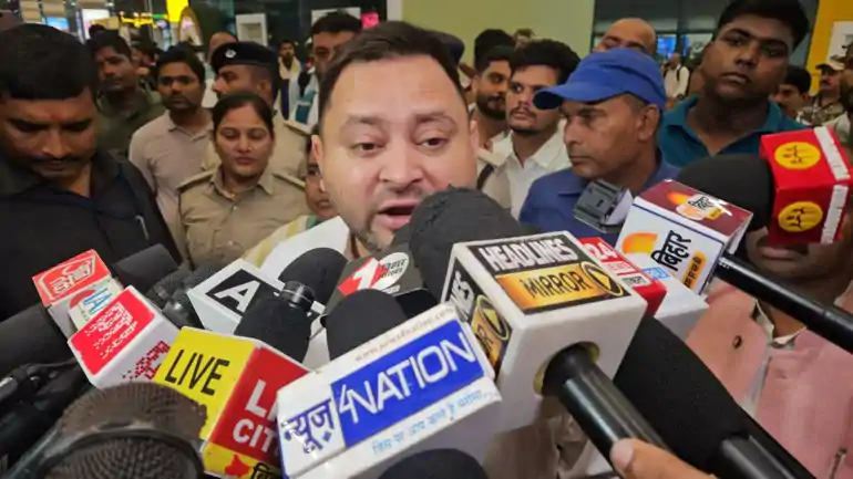 तेजस्वी यादव ने वैशाली नाव हादसे को लेकर सरकार को घेरा : निष्पक्ष जांच और पीड़ित परिवारों को तीन डिसमिल जमीन देने की मांग की