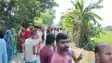 सड़क किनारे धान के खेत से अज्ञात अधेड़ का शव बरामद, इलाके मे सनसनी