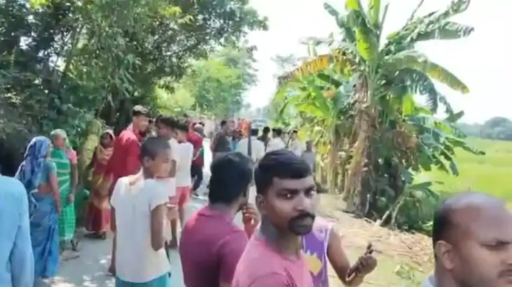 सड़क किनारे धान के खेत से अज्ञात अधेड़ का शव बरामद, इलाके मे