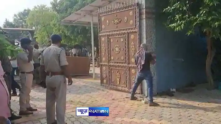फरार मुखिया पति का घर कुर्क फरार मुखिया पति का घर कुर्क