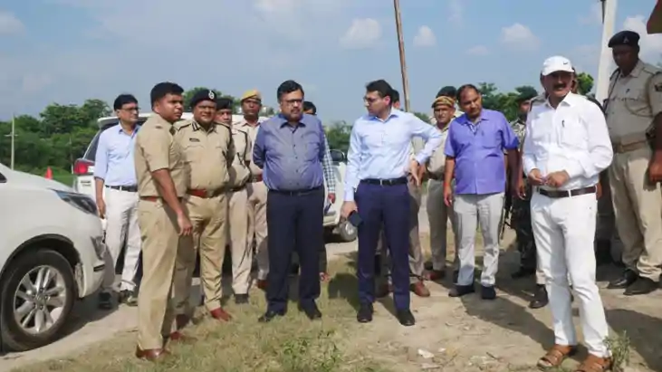सीतामढ़ी के केथरिया गांव पहुंच प्रमंडलीय आयुक्त और डीआईजी शो