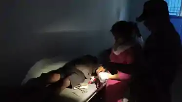 Bihar News : बिहार में हेल्थ सिस्टम की ऐसी तैसी ! भोजपुर के सरकारी अस्पताल में मोबाइल की टॉर्च में लगाए गए टांके, मीडिया के पहुँचने पर चालू हुआ जेनरेटर