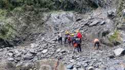 केदारनाथ यात्रा मार्ग पर चीरबासा के पास भूस्खलन से फिर रुकी यात्रा : पत्थर गिरने से एक की मौत, हेली सेवा की शुरुआत में भी देरी