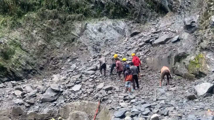केदारनाथ यात्रा मार्ग पर चीरबासा के पास भूस्खलन से फिर रुकी 