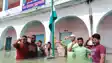Independence Day 2025 : बिहार में दिखा देशभक्ति का अनोखा जज्बा, कमर भर पानी खड़े होकर शिक्षकों ने फहराया तिरंगा, पानी पर गूंजे देशभक्ति नारे    